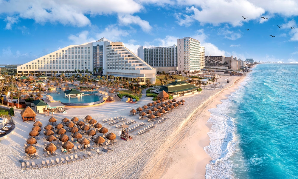 Cancún Playa de resorts cerca del océano azul