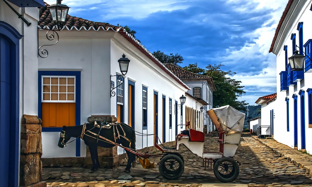 Paraty - Carriage at the historic center street